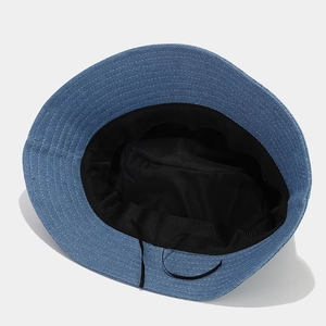 Chapeau bob en denim bleu avec coutures renforcées et cordon réglable interne
