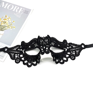 Masque de mascarade en dentelle noire aux détails complexes avec rubans de fixation et fleurs
