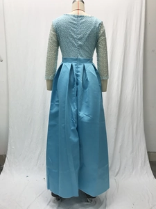 Détail de robe de soirée bleu clair avec broderie en dentelle et plis en satin brillant