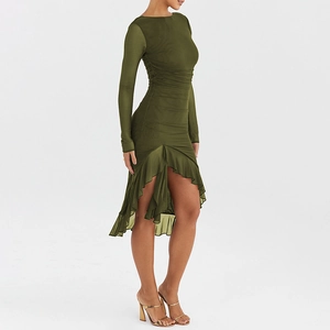 Détail d'une robe en tulle vert olive avec fronces élégantes et ourlet à volants irrégulier