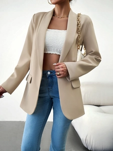Détail d'un blazer femme kaki sans col porté avec un jean et un haut blanc élégant