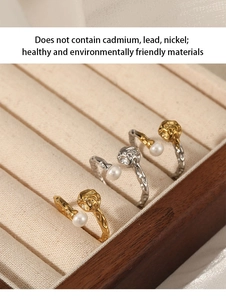 Détail de bagues à texture de lave irrégulière avec perles en finitions or et argent