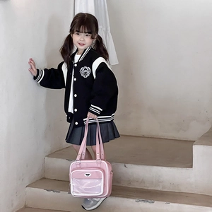 Sac rose ita avec fenêtre transparente porté avec une tenue de veste de baseball