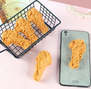 Supporto per telefono a forma di coscia di pollo fritto con consistenza croccante realistica