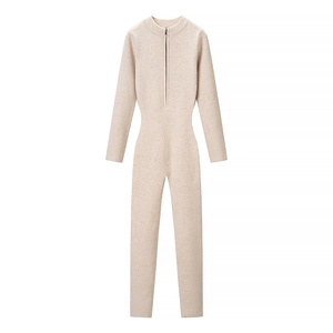 Tuta in maglia beige a maniche lunghe con cerniera frontale e vestibilità aderente