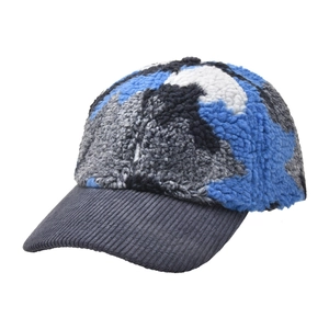 Detail van camouflage fleece en grijze corduroy klep op deze trendy baseballpet voor winter