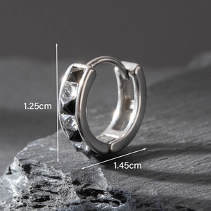 Vue détaillée de la boucle d'oreille crâne 1,25 cm avec zircons noirs et blancs