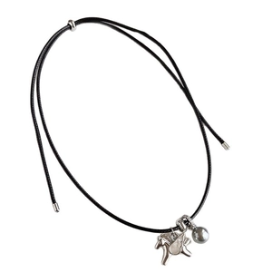 Collier avec pendentif cheval argenté, perle grise et cordon en cuir noir réglable