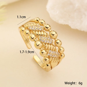 Detailansicht des verstellbaren Zirkonia-Rings mit Goldperlen und Größenparametern