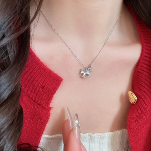 Detailaufnahme der Schaukelpferd-Halskette mit Zirkonia und Perlmutt an einem Modell