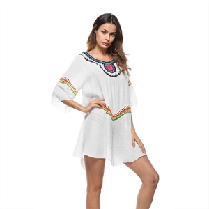 Caftán playero blanco bohemio con ribetes de ganchillo coloridos y estilo holgado