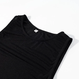 Détail d'une robe noire sans manches à franges montrant l'encolure et la texture du tissu