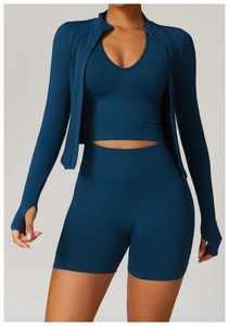 Détail de la veste de yoga bleu canard avec passe-pouces et ensemble de sport assorti