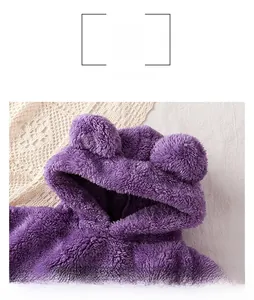 Vue détaillée du sweat à capuche enfant en peluche violette avec oreilles d'ours 3D