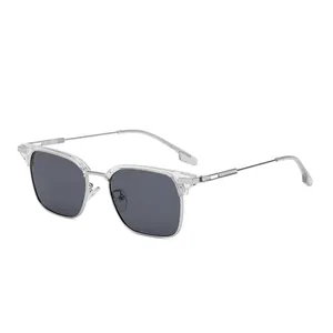 Occhiali da sole classici stile browline con montatura quadrata e lenti grigio scuro