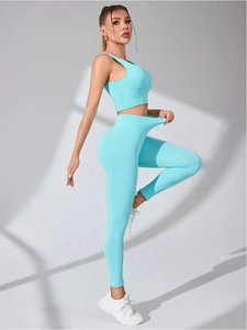Détail de l'ensemble de yoga turquoise côtelé avec legging taille haute et brassière
