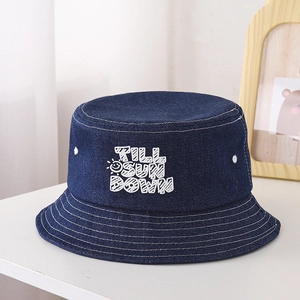 Detail eines dunkelblauen Jeans-Anglerhuts mit weißer Stickerei und feinen Nähten