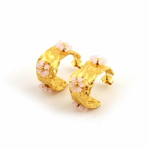 Hammered 18K gold-plated stainless steel earrings with delicate pink floral charms