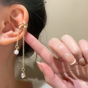 Earcuff vintage dorado de doble capa con borlas, perlas y diamantes de imitación en modelo