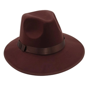 Détail d'un chapeau fedora vintage en laine avec large bord et ruban de satin assorti