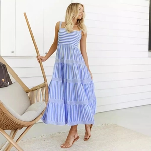 Robe longue bohème à rayures verticales bleues et blanches avec jupe à plusieurs niveaux