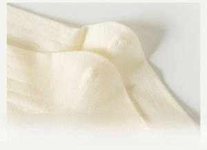 Dettaglio del tallone 3D su calze a costine bianco crema per una vestibilità stabile