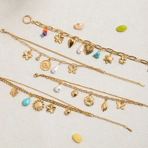 Bracelet en acier inoxydable doré avec perles et breloques de cœur et de fleur