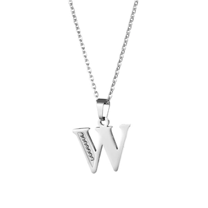 Dettaglio del ciondolo a lettera W in argento con cristalli su catena in acciaio inox