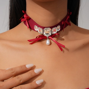 Collier ras du cou en ruban rouge avec cristaux et pendentif perle en forme de goutte