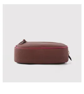 Vue du dessous du sac bandoulière en cuir grainé marron avec détails de couture violet