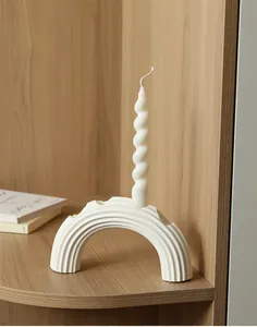 Minimalistische witte keramische kandelaar met verticale ribbels en spiraalvormige kaars