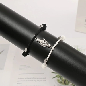 Détail de bracelets de couple réglables avec fermoir magnétique et corde tressée