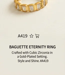 Vue macro d'une bague dorée sertie de zircons baguette sur un fond décoratif de nuages