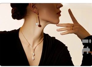 Dettaglio del set di gioielli in acciaio inossidabile dorato con collana e anello