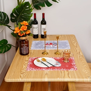 Detailansicht der weihnachtlichen Tischsets im nordischen Stil auf einem Holztisch