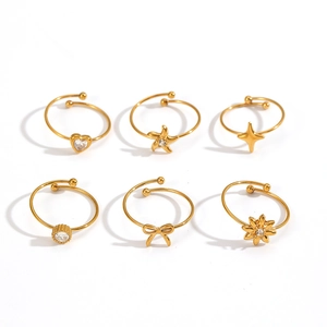 Set di sei anelli regolabili in acciaio dorato con stelle, cuori e zirconi brillanti