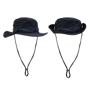 Détail d'un chapeau de soleil noir d'extérieur avec cordon réglable et œillets métalliques
