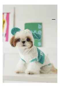 Détail d'un sweat à capuche doux en polaire pour chien avec oreilles mignonnes
