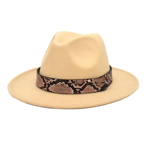 Détail du chapeau fedora en laine beige avec ceinture motif serpent et boucle en métal
