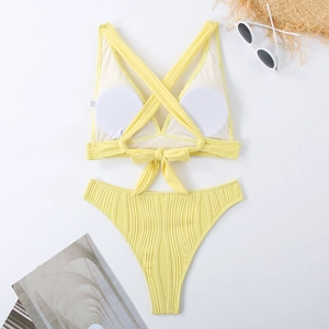 Detail eines hellgelben gerippten Bikini-Sets mit überkreuztem Rücken und Polstern
