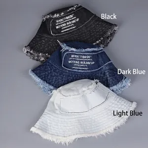 Cappello da pescatore in denim retrò con bordi sfilacciati e ricamo di lettere in tre colori