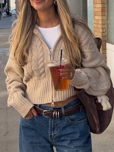 Elegante cardigan beige in maglia a trecce con cerniera e maniche lunghe alla moda