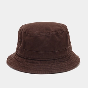 Détail d'un bob en coton marron foncé avec bord surpiqué renforcé et style rétro vintage