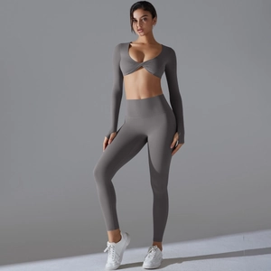 Detailansicht des Yoga-Sets mit verkürztem Oberteil und Leggings mit hoher Taille