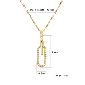 Collier doré avec pendentif trombone en zircons et détails des dimensions