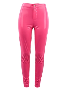 Détail du pantalon en cuir PU brillant rose avec texture réfléchissante et fermeture éclair