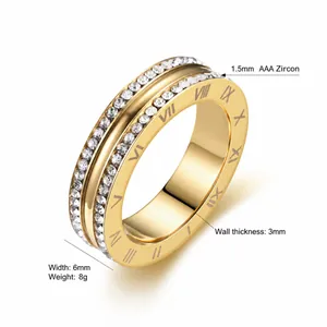 Detalle de cerca de un anillo de acero de titanio 6mm con números romanos y piedras AAA