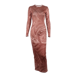 Détail de l'imprimé marbre brun-rouge sur une robe longue ajustée à manches longues