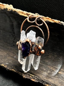 Nahaufnahme handgefertigter weißer Kristallanhänger mit Kupferdraht und Amethyst-Detail