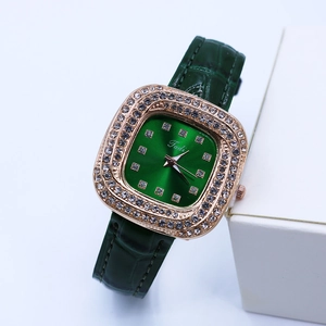 Montre carrée élégante en or rose avec cadran vert et cristaux sur bracelet en cuir
